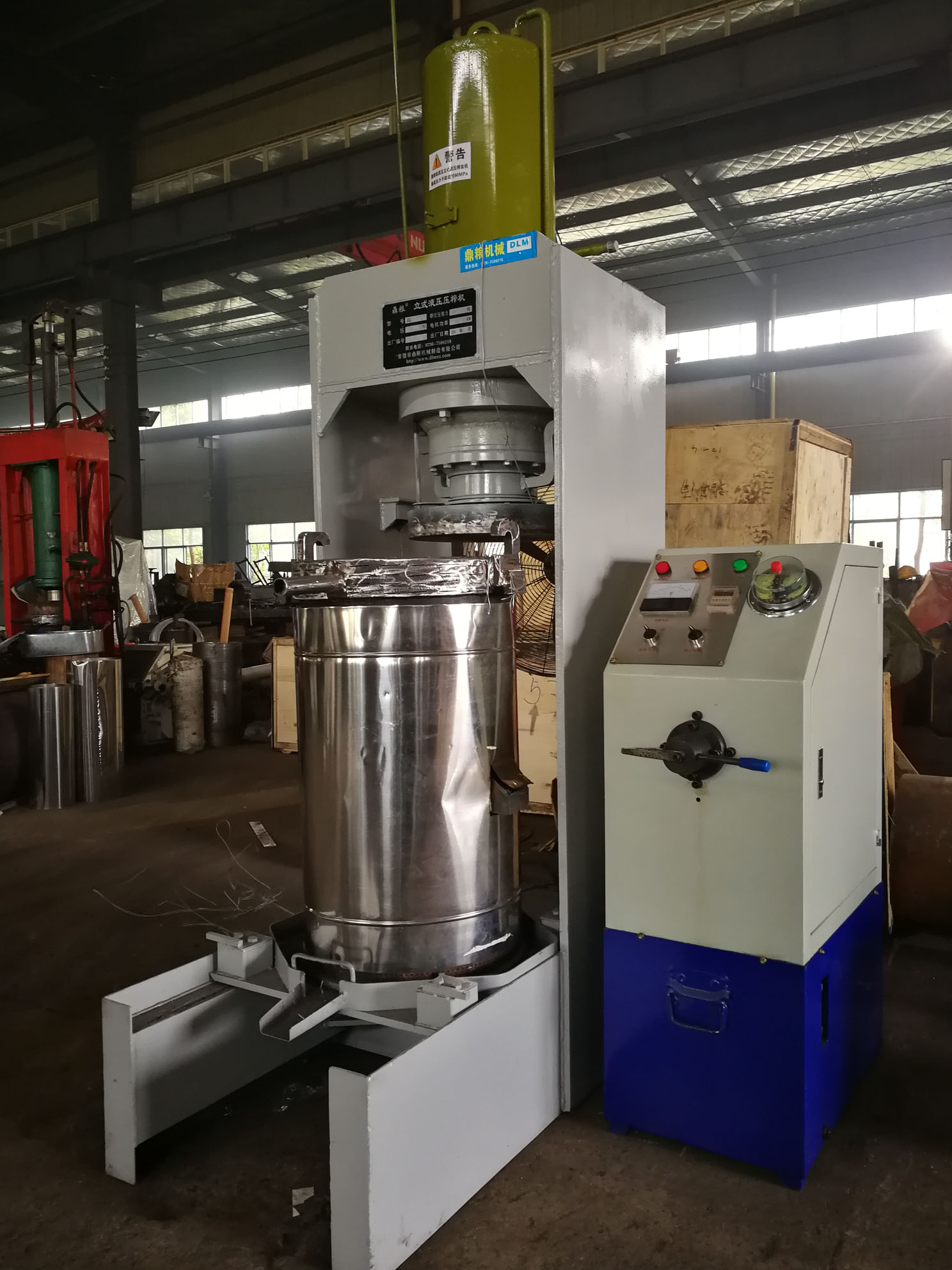 不銹鋼超高壓立式液壓壓榨機(jī)，果汁壓榨機(jī)，果渣壓榨機(jī)，藥材壓榨，油渣處理，白土壓榨